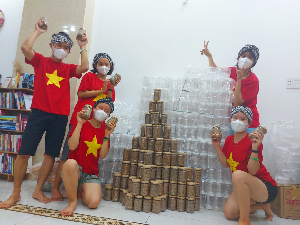 Các bạn trẻ TPHCM ngày đêm rang xay 1000 hũ muối vừng tiếp sức Bắc Giang - 1 Các bạn trẻ TPHCM ngày đêm rang xay 1000 hũ muối vừng tiếp sức Bắc Giang - 1