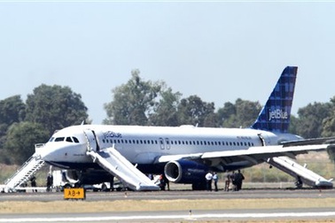 Mỹ: Lốp máy bay bốc cháy trong lúc hạ cánh