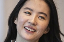 Nhan sắc thật gây tranh cãi của “thần tiên tỷ tỷ” Lưu Diệc Phi ở tuổi 33