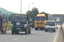 Người dân dàn hàng phản đối Trạm thu phí Cầu Rác