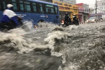 Mưa cực lớn, phía Đông Sài Gòn chìm trong biển nước