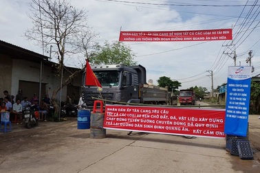Dân chặn đường ngăn xe ben vào mỏ đá Tân Cang