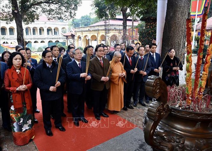 Thường trực Ban Bí thư Trần Quốc Vượng dâng hương tại Hoàng Thành Thăng Long - Ảnh 1.