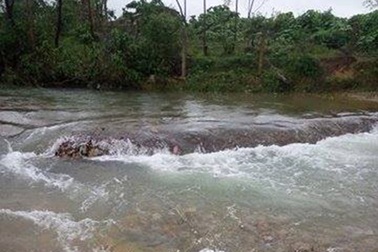 Lội qua suối để vào rẫy, nam sinh lớp 6 chết đuối thương tâm