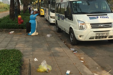 Rác thải "bủa vây" đại lộ hiện đại nhất Sài Gòn