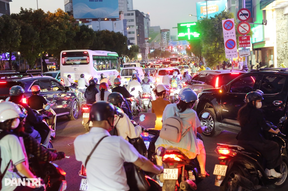 Ám ảnh kẹt xe không lối thoát ở cửa ngõ sân bay Tân Sơn Nhất - 1 Ám ảnh kẹt xe không lối thoát ở cửa ngõ sân bay Tân Sơn Nhất - 1