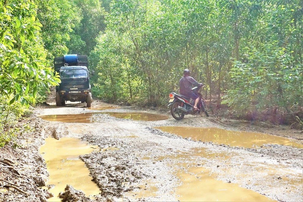 Người dân đánh võng trên con đường nát như tương - 8 Người dân đánh võng trên con đường nát như tương - 8