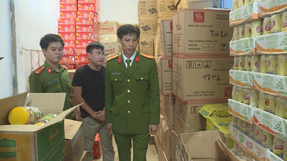 Đắk Lắk: Phát hiện trên 7.000 sản phẩm bánh kẹo, nước giải khát không rõ nguồn gốc - 1 Đắk Lắk: Phát hiện trên 7.000 sản phẩm bánh kẹo, nước giải khát không rõ nguồn gốc - 1