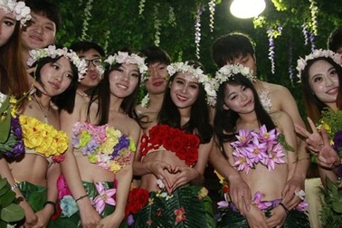 Đám cưới nguyên thủy gây "sốc" của 20 cặp đôi Trung Quốc