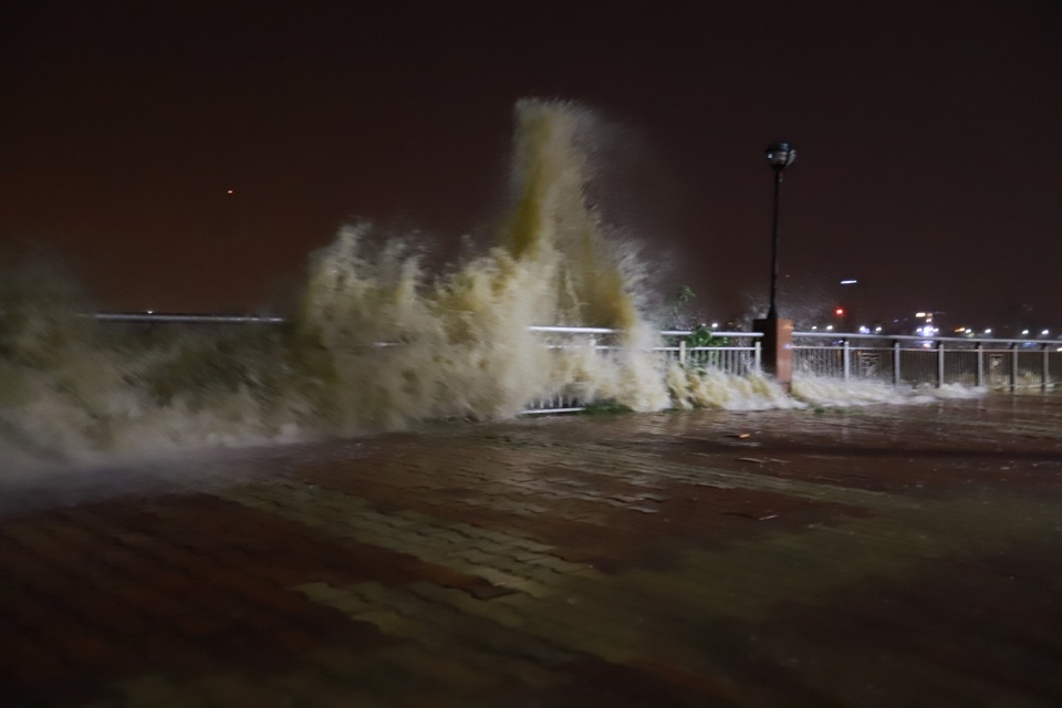 Đà Nẵng: Lần đầu có cảnh nước sông Hàn dâng cao, tràn lên đường - 9 Đà Nẵng: Lần đầu có cảnh nước sông Hàn dâng cao, tràn lên đường - 9