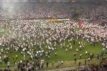 CĐV xuống sân ăn mừng Frankfurt vào chung kết Europa League sau 42 năm