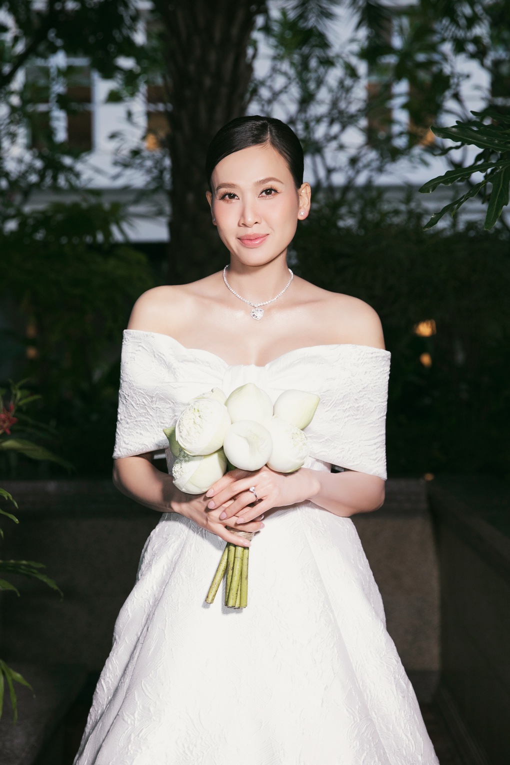 Đám cưới Hoa hậu Dương Mỹ Linh: Chỉ 60 khách, cô dâu đeo kim cương đắt tiền - 1 Đám cưới Hoa hậu Dương Mỹ Linh: Chỉ 60 khách, cô dâu đeo kim cương đắt tiền - 1