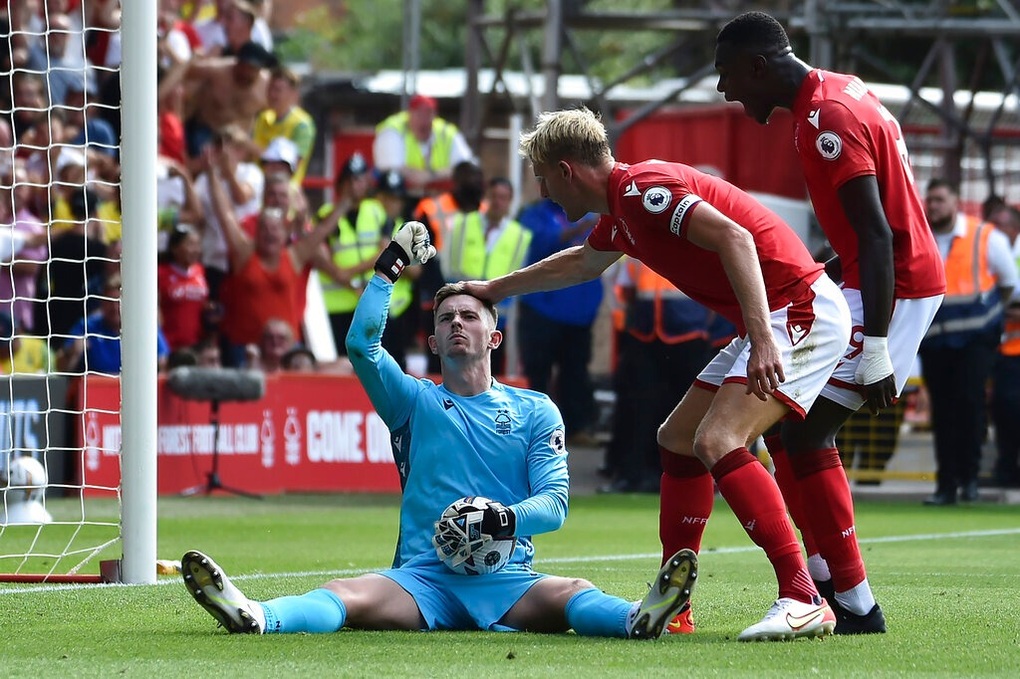 Dean Henderson chói sáng sau khi rời Man Utd - 3