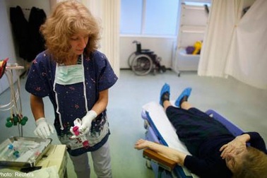 Y tá càng quá tải, bệnh nhân tử vong càng nhiều 