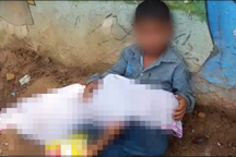 Chuyện đau lòng sau hình ảnh bé trai ôm thi thể em bên đường