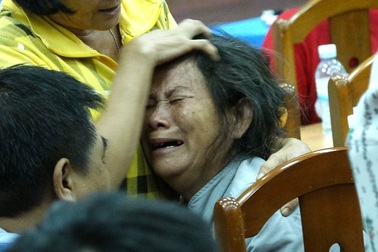 Cử tri Thủ Thiêm uất ức ngất xỉu khi trình bày với đại biểu Quốc hội