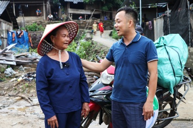 Những người lội ngược chiều bình an, đi vào tâm lũ