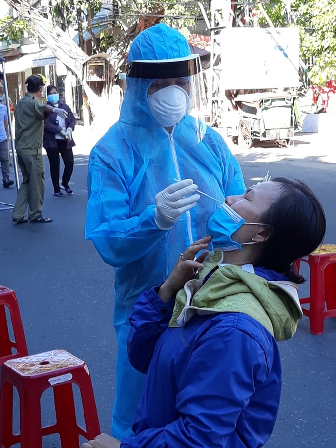 Ngành Y tế Đà Nẵng lấy mẫu xét nghiệm cho người dân.