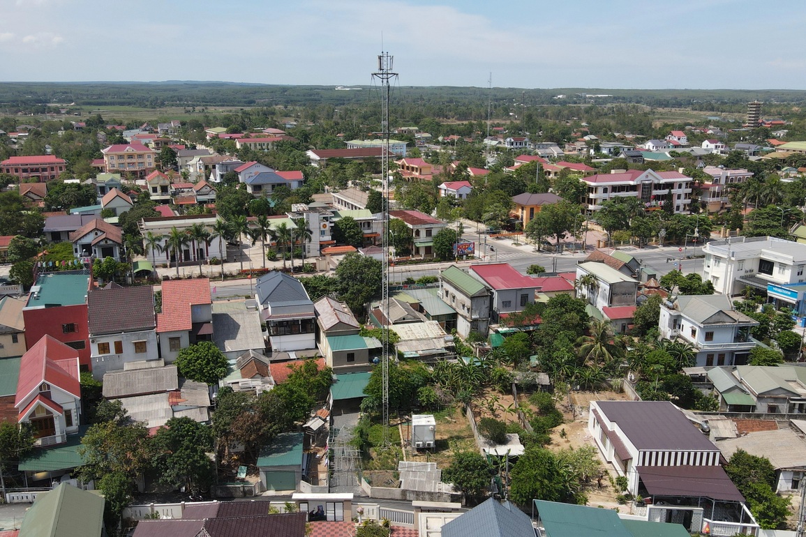 Những cột sắt nặng hàng tấn dọa đổ xuống nhà dân - 3 Những cột sắt nặng hàng tấn dọa đổ xuống nhà dân - 3