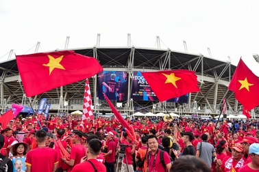 CĐV Việt Nam mang “chảo lửa Mỹ Đình” sang đất Thái Lan