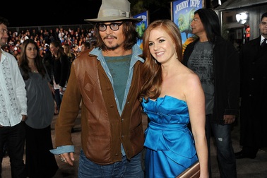 Isla Fisher khoe sắc bên “cướp biển” Johnny Depp
