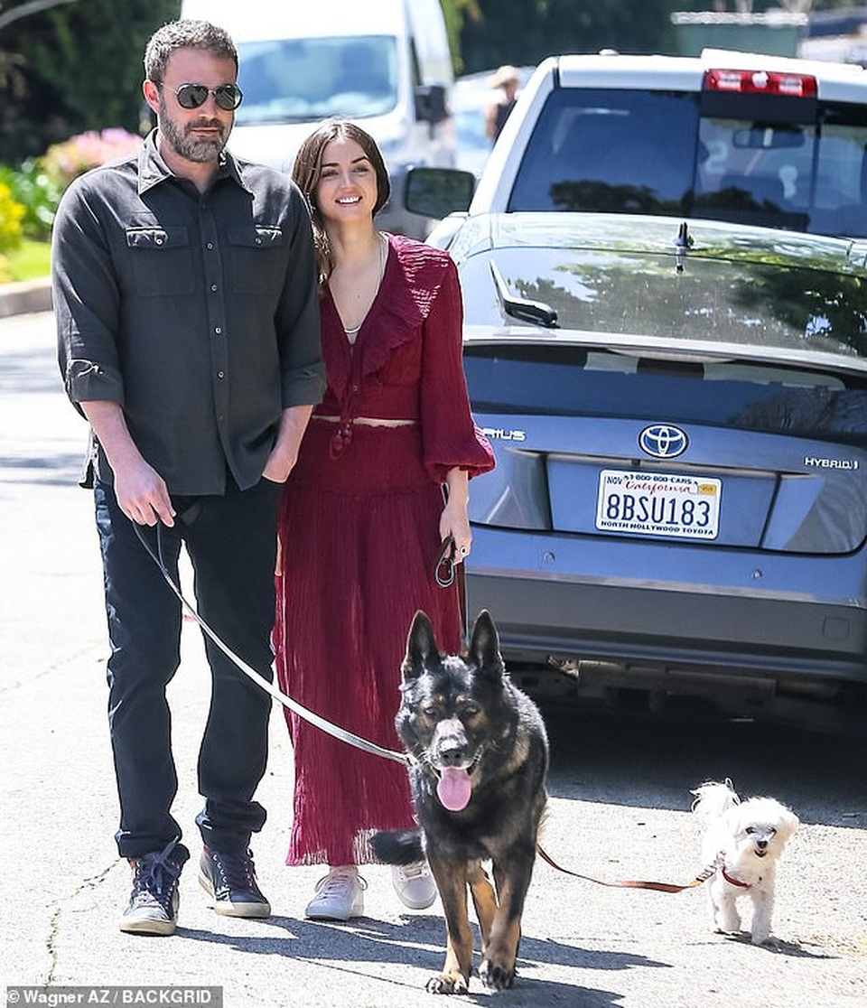 Ben Affleck hôn bạn gái trẻ trên phố - 4