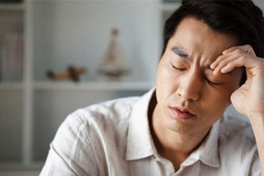 Người chồng gia trưởng nghẹn ngào trong đám tang vợ