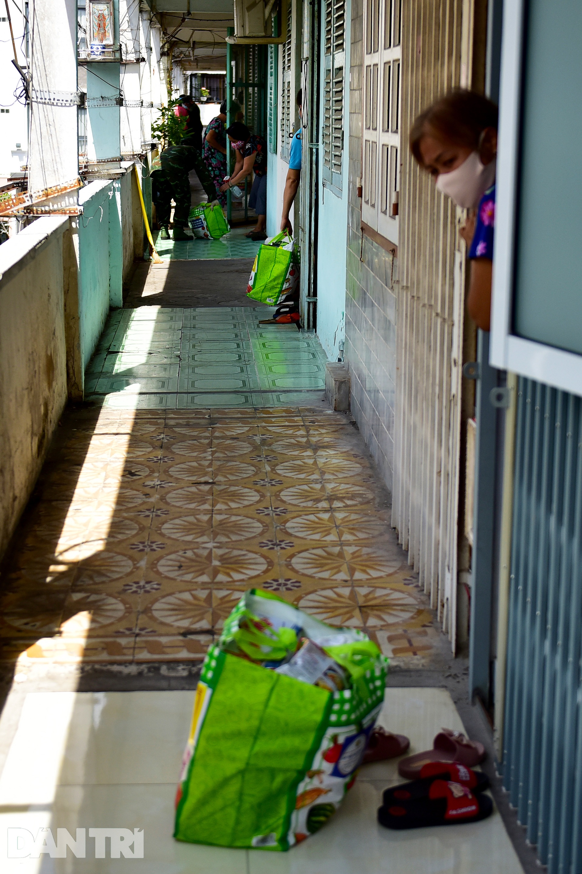 Dùng xe cẩu vận chuyển nhu yếu phẩm tới người dân sống tại chung cư TPHCM - 13