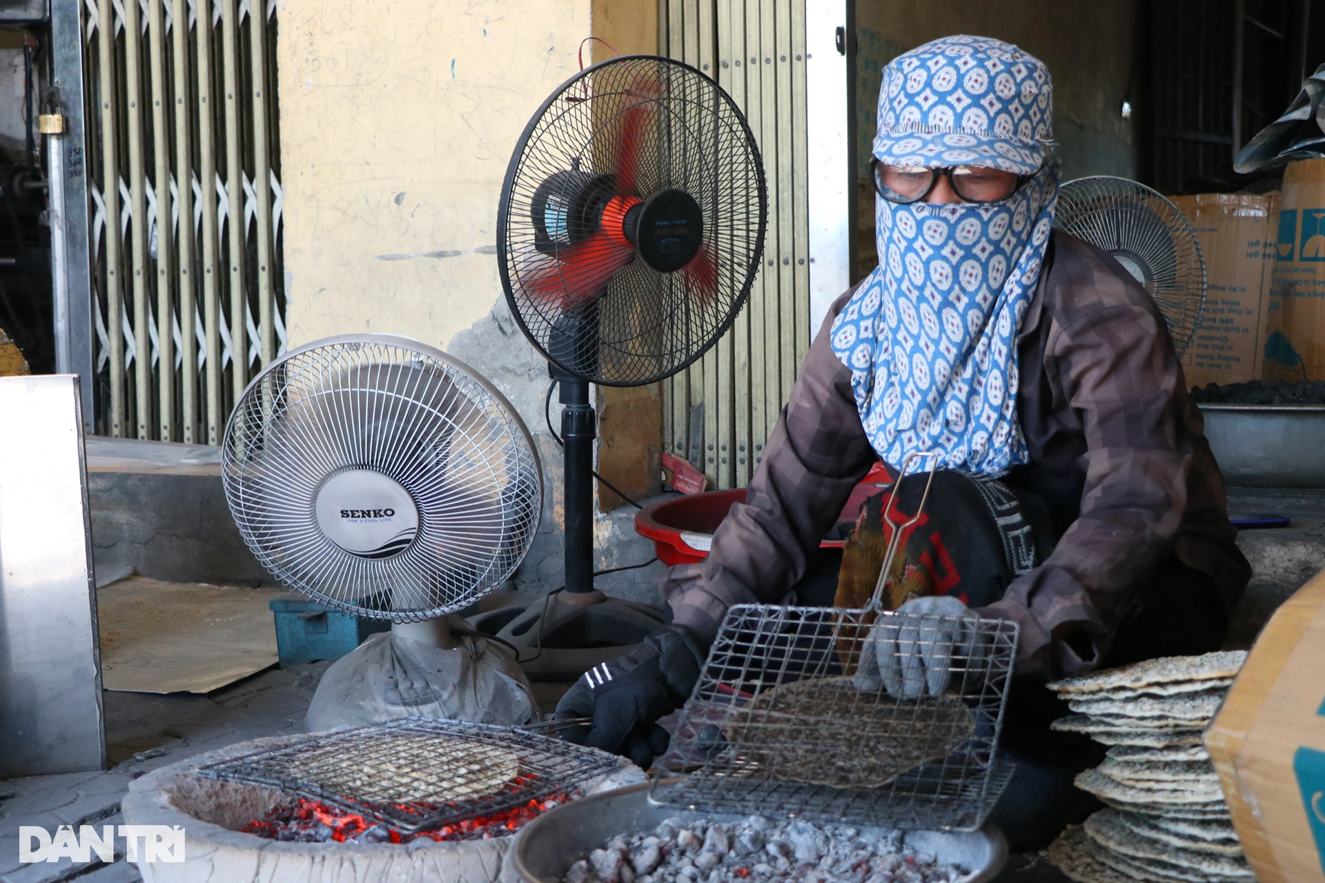 Where women heat the kitchen and dry in the sun to create cakes that bring in 4.5 billion VND per year - 13