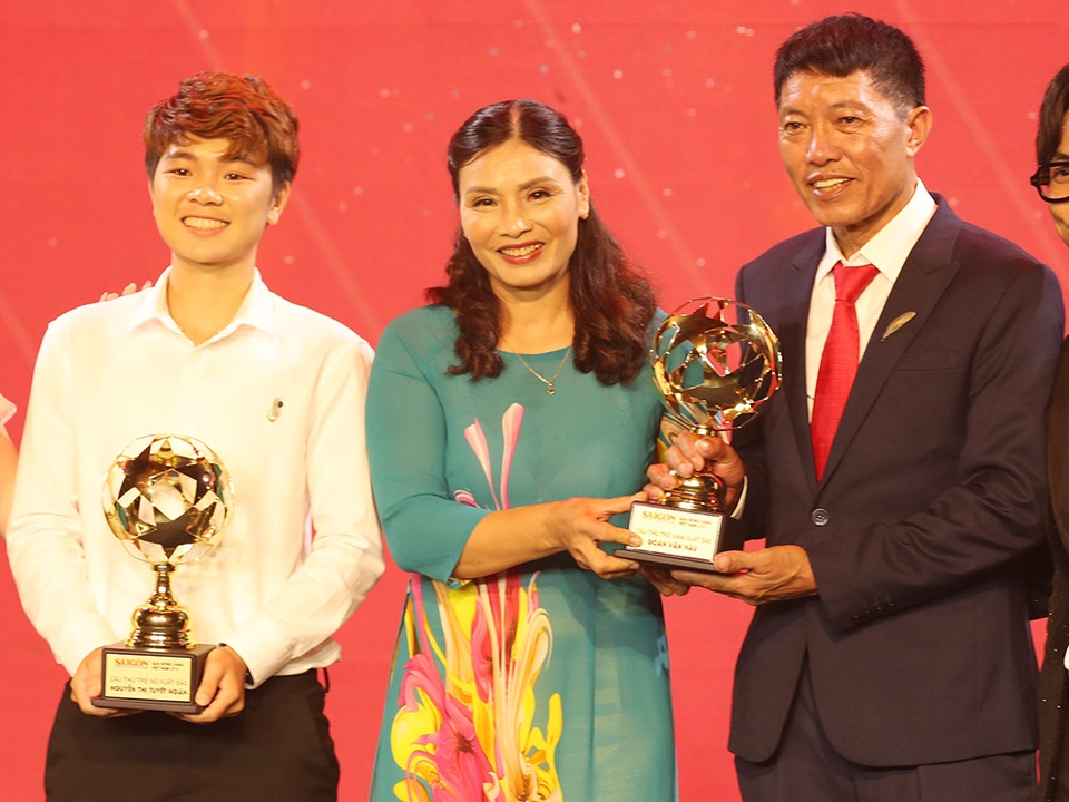 Hùng Dũng, Huỳnh Như rạng ngời trong ngày nhận Quả bóng vàng Việt Nam - 7 Hùng Dũng, Huỳnh Như rạng ngời trong ngày nhận Quả bóng vàng Việt Nam - 7