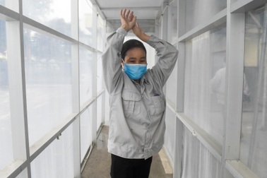 Lập buồng khử khuẩn, dựng vách ngăn bàn ăn chống dịch Covid-19 lây lan