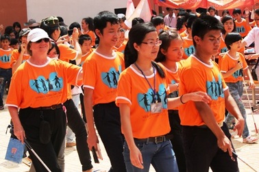 Sinh viên TPHCM vui chơi cùng học sinh khiếm thị