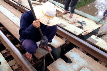 Container tông cầu vượt đường sắt chệch đường ray