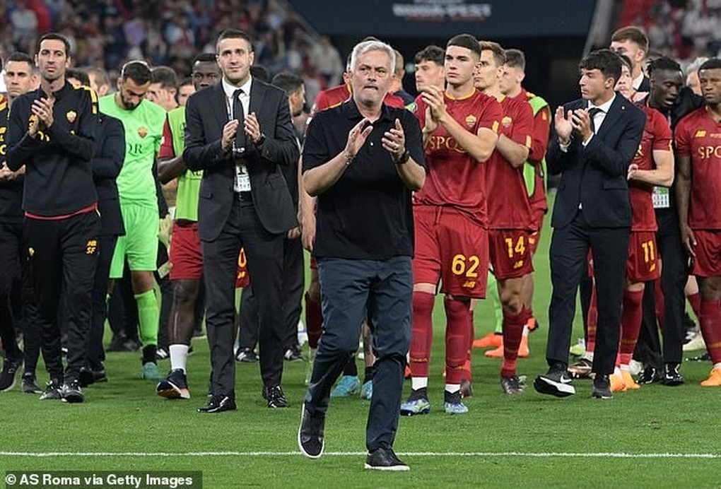 HLV Mourinho tức giận, chỉ trích nặng nề trọng tài khi AS Roma thất bại - 5 HLV Mourinho tức giận, chỉ trích nặng nề trọng tài khi AS Roma thất bại - 5
