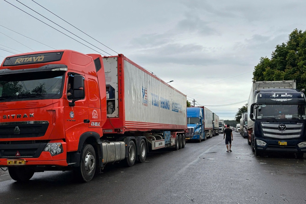Cả trăm xe container chở nông sản tập kết trái phép trong cụm công nghiệp - 1 Cả trăm xe container chở nông sản tập kết trái phép trong cụm công nghiệp - 1