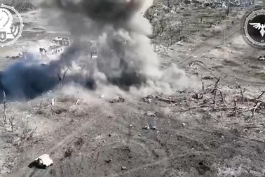 Cuộc đấu mặt đối mặt đầu tiên giữa UAV Ukraine và robot chiến đấu Nga