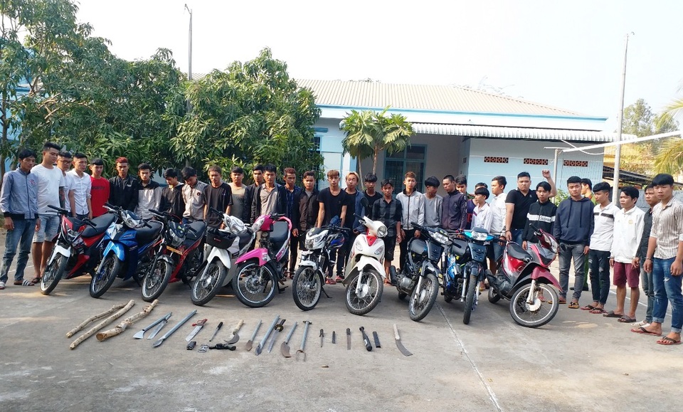 Bắt 32 đối tượng mang theo súng, dao… dàn trận hỗn chiến - 1 Bắt 32 đối tượng mang theo súng, dao… dàn trận hỗn chiến - 1