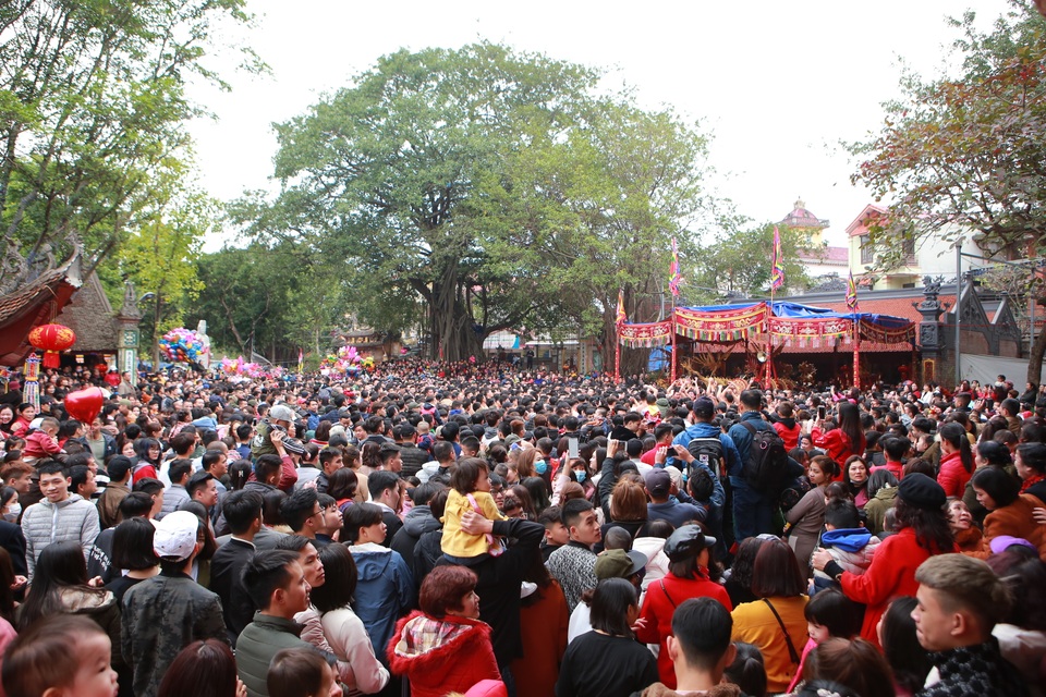 Hàng nghìn người tham dự lễ rước quả pháo khổng lồ ở Đồng Kỵ - 7 Hàng nghìn người tham dự lễ rước quả pháo khổng lồ ở Đồng Kỵ - 7