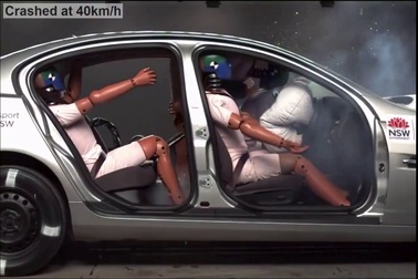 Video tai hoạ khi người ngồi ghế sau không thắt dây an toàn