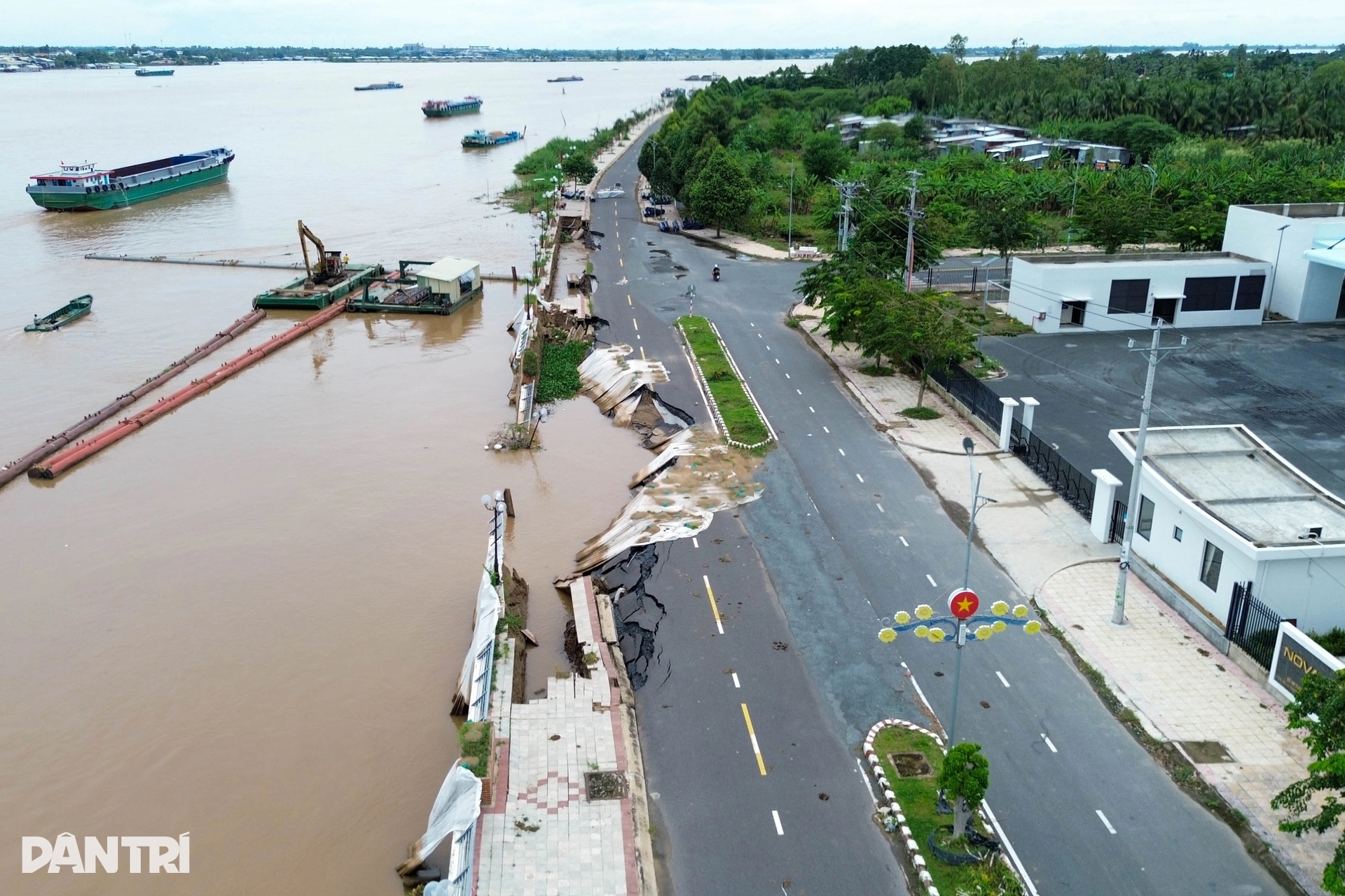 Nông dân miền Tây lo mất Tết vì sạt lở, vỡ đê, nước ngập bủa vây - 1