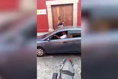 Xúc động cảnh du khách cởi giày tặng cho người vô gia cư