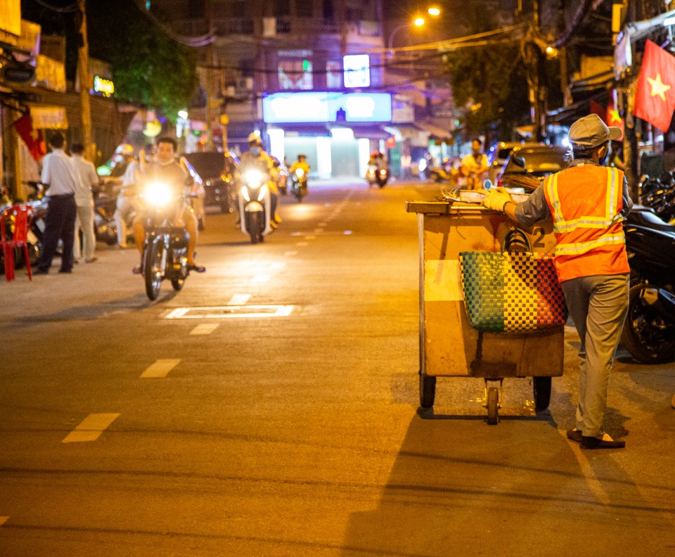 Tết của nữ công nhân quét rác đêm giao thừa - 7 Tết của nữ công nhân quét rác đêm giao thừa - 7