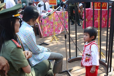 Những hình ảnh day dứt tại phiên xử vụ bạo hành cháu Hảo