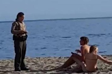 Cặp đôi say sưa "mây mưa" làm náo loạn bãi tắm công cộng