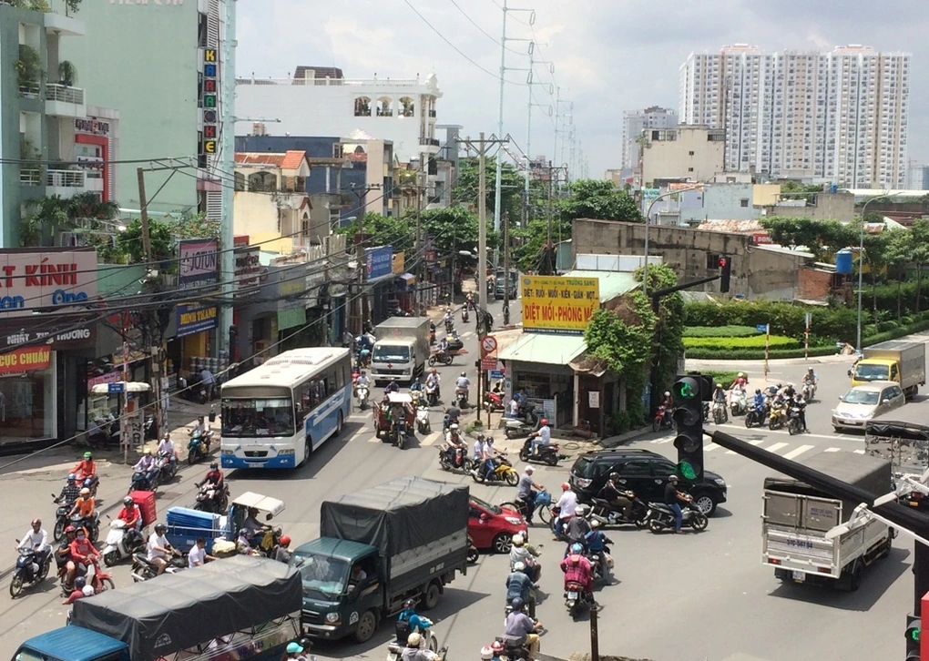 Tháo dỡ căn nhà 4 mặt tiền án ngữ giữa đường 10 năm ở TPHCM - 2 Tháo dỡ căn nhà 4 mặt tiền án ngữ giữa đường 10 năm ở TPHCM - 2