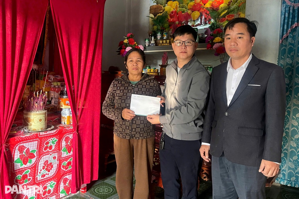 Bạn đọc Dân trí trao hỗ trợ 11 gia đình có người tử nạn trong mưa lũ - 4