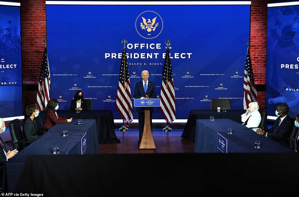 Ông Biden đi tập tễnh với giày phẫu thuật sau vụ nứt xương bàn chân - 3 Ông Biden đi tập tễnh với giày phẫu thuật sau vụ nứt xương bàn chân - 3