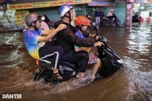 Đường phố ở TPHCM ngập sâu trong đêm triều cường đạt đỉnh