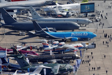 "Đã mắt" với với dàn máy bay khủng tại triển lãm hàng không lớn nhất thế giới