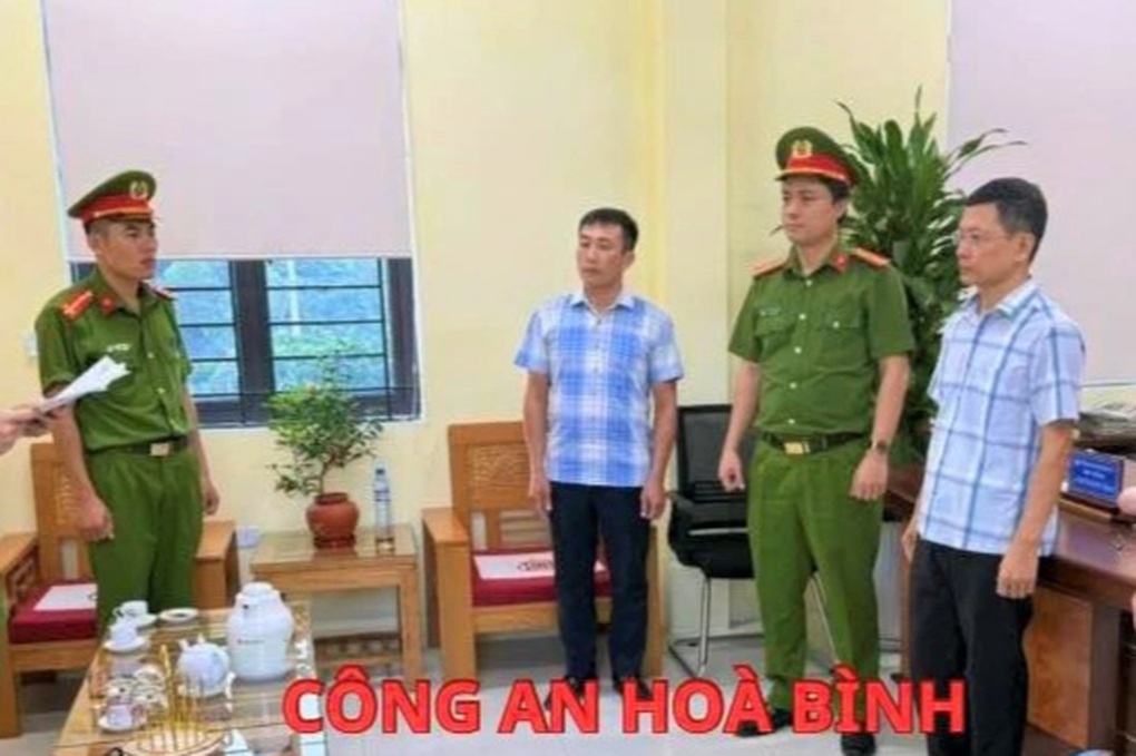 Khởi tố hiệu trưởng trường cấp 3 biển thủ tiền ấn phẩm thi tốt nghiệp - 1 Khởi tố hiệu trưởng trường cấp 3 biển thủ tiền ấn phẩm thi tốt nghiệp - 1